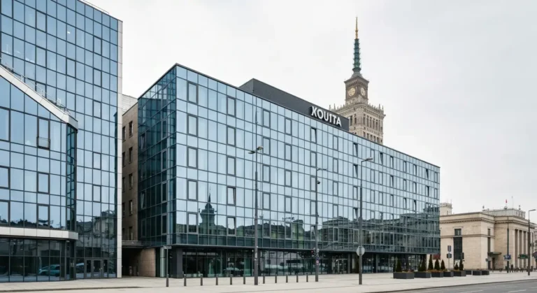 Nowoczesny czterogwiazdkowy hotel przy Dworcu Centralnym w Warszawie, w tle Palac Kultury i Nauki oraz szklane biurowce