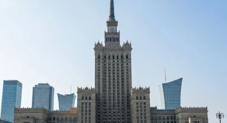 Pałac Kultury i Nauki w centrum Warszawy widziany z dołu, z tarasem widokowym na 30. piętrze i nowoczesnymi wieżowcami w