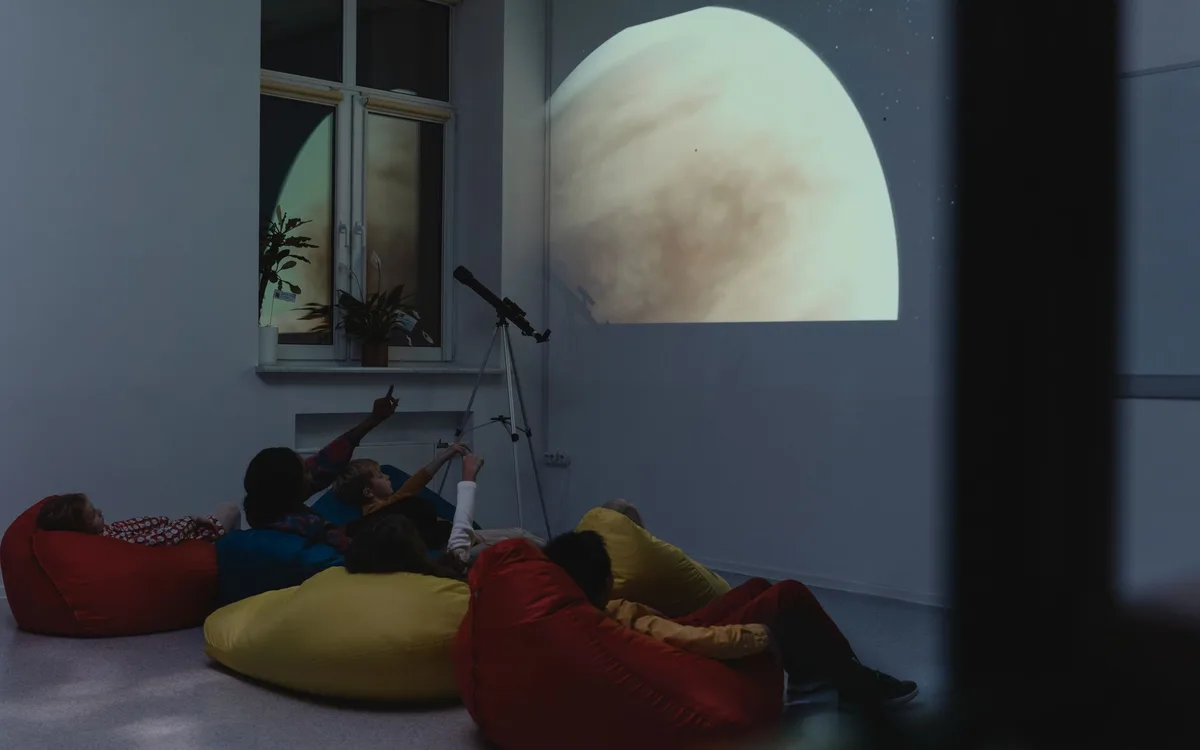 Jak zaplanować planetarium z dzieckiem?