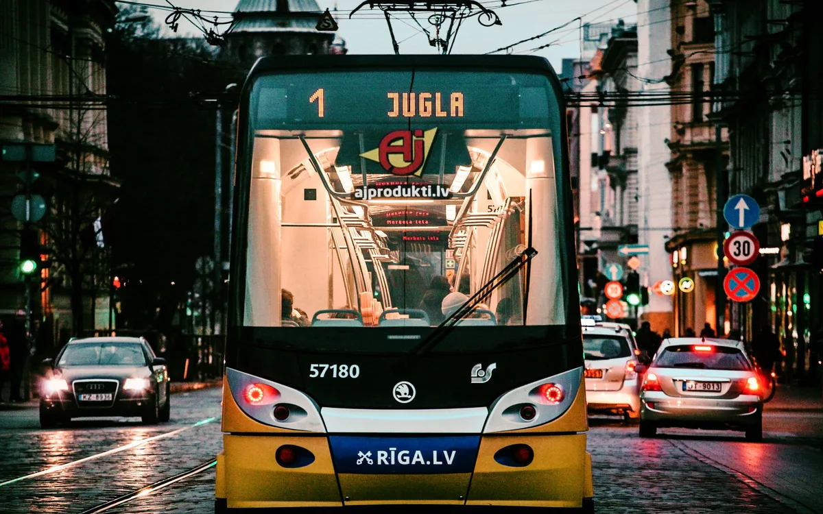 Tramwaj czy autobus: jak wybrać lepsze połączenie?