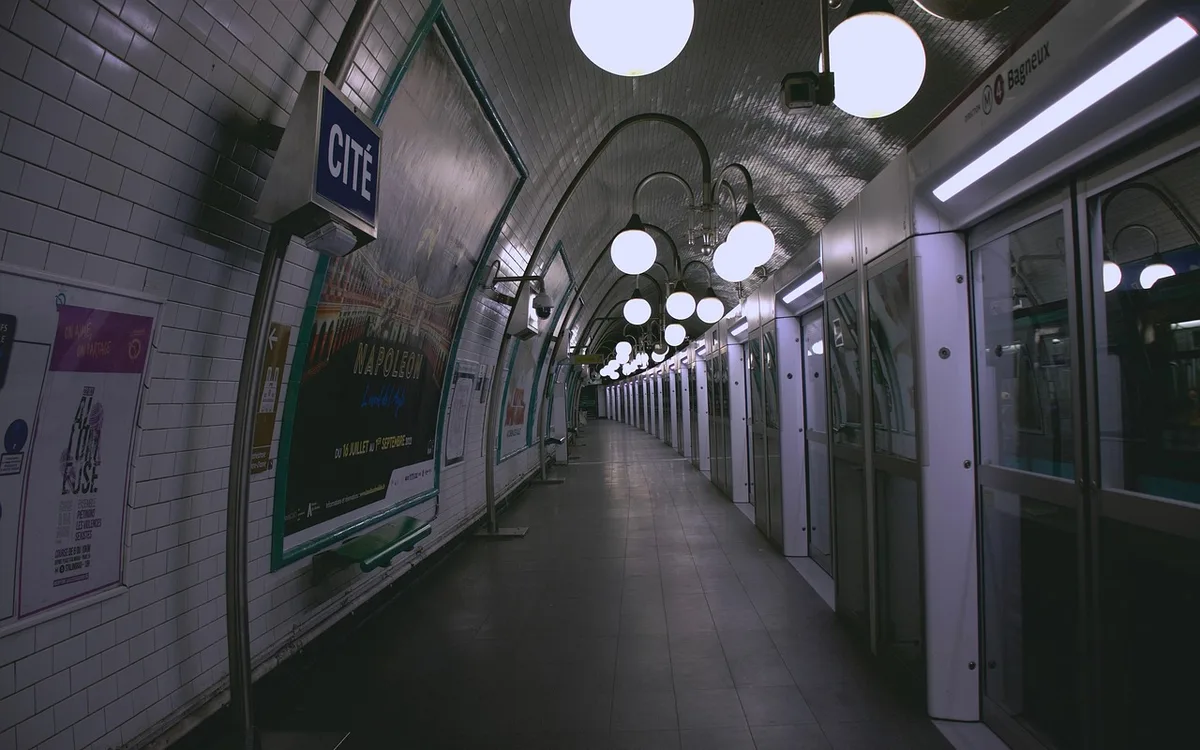 Jak dojechać metrem, tramwajem i autobusem?
