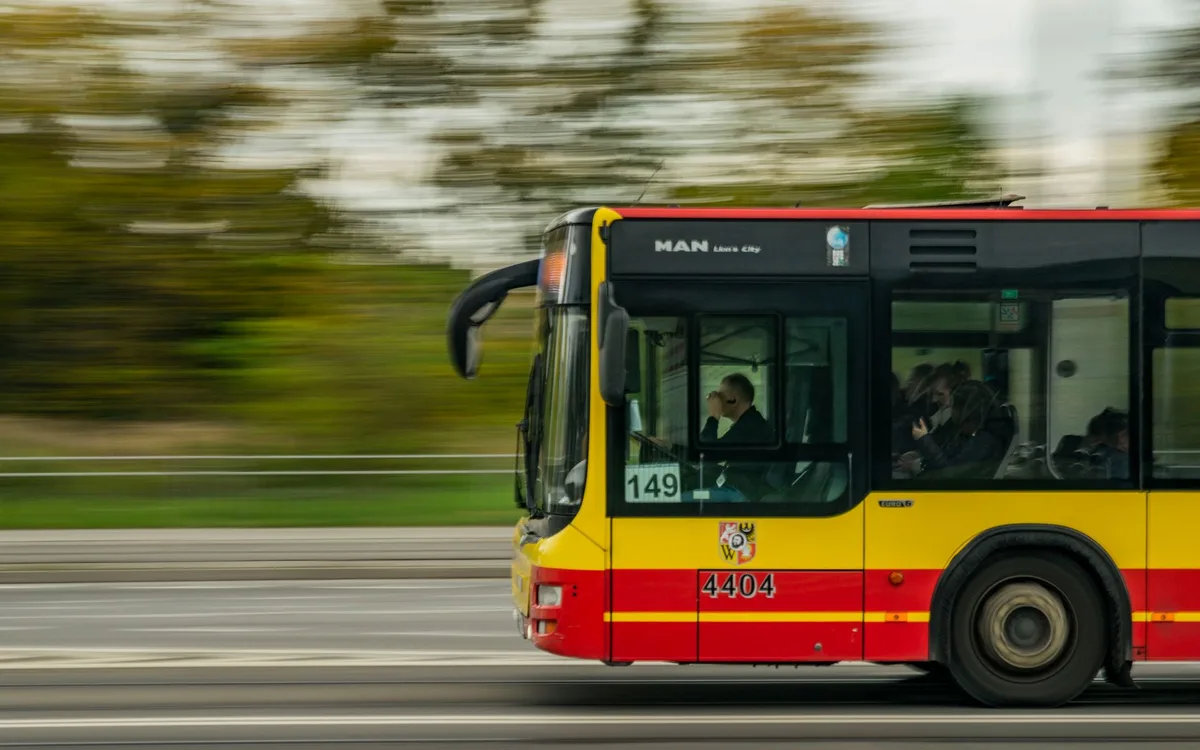 Jak dojechać koleją, autobusem, tramwajem i metrem?