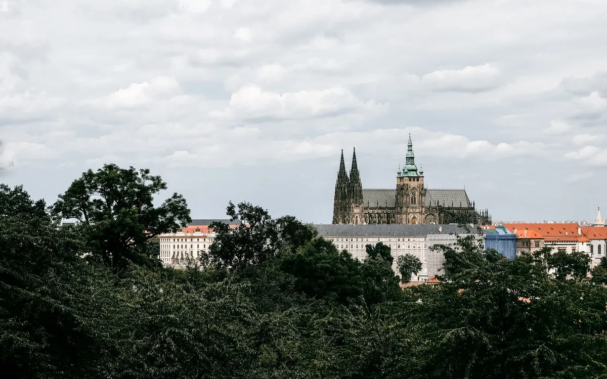 Jak zwiedzić Pragę bez przestawiania samochodu?