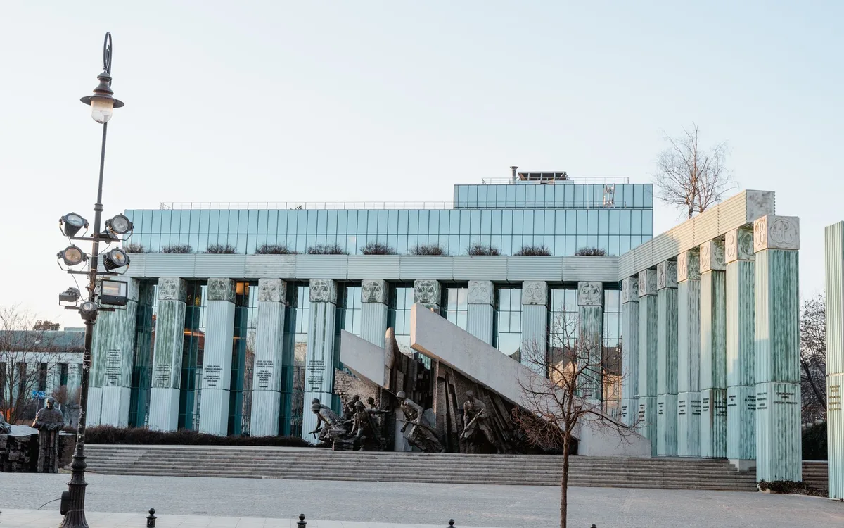 Czy Muzeum Powstania Warszawskiego ma parking?