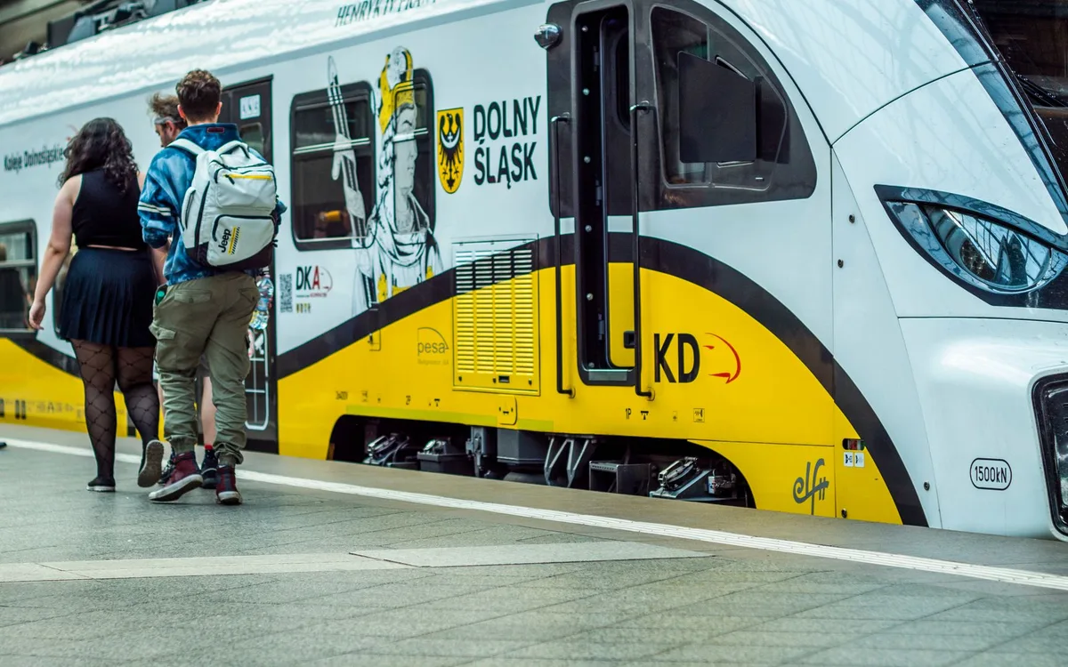 Jak dojechać koleją, komunikacją miejską lub taxi do terminala?