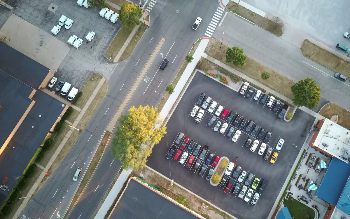 Gdzie znajdują się parkingi i jak odpowiedzialnie wejść do parku?