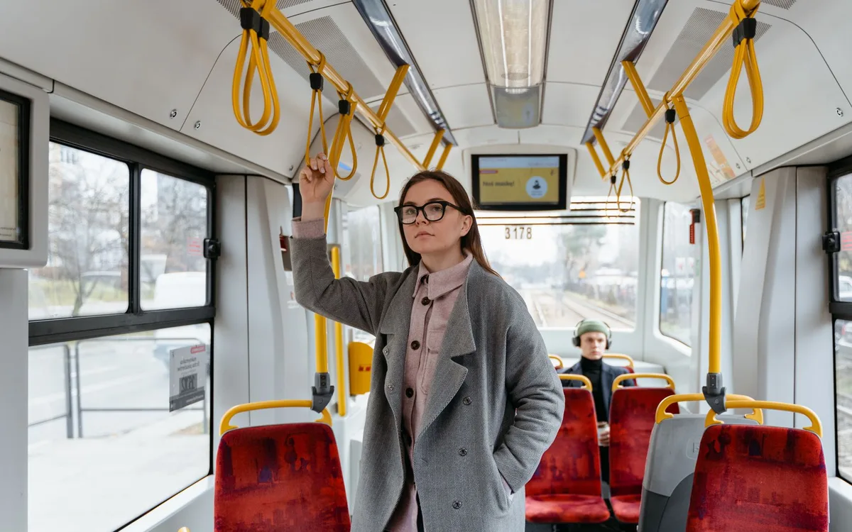 Metro, tramwaj i autobus - kiedy wybrać który środek