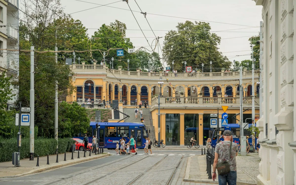 Czy M1 dojeżdża do Łazienek Królewskich i Wilanowa?