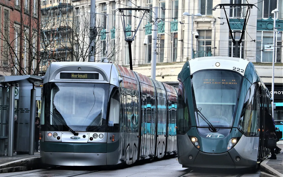 Jak przesiadać się z M2 na tramwaje i autobusy?