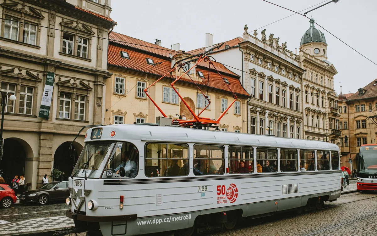 Jak dojechać autobusem, tramwajem, z dworca i lotniska?
