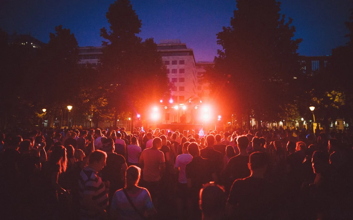 Czy koncert plenerowy w Warszawie wymaga innego przygotowania?